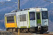 新津運輸区（現・新潟車両センター新津派出所）所属のキハ110系（後ろはキハE120系。羽前水沢 - 羽前大山間）