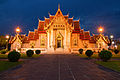 บริเวณด้านหน้าทางเข้าพระอุโบสถในยามกลางคืน