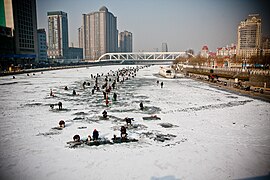 冬季海河的冰上垂钓