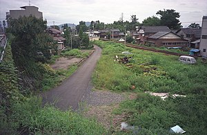 水落駅からカーブして織田駅に向かう廃線敷