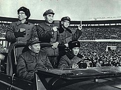 江青（左）、周恩来（中央）とともに紅衛兵を閲兵する。（1966年）