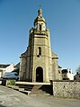 Église Saint-Pierre-aux-Liens d'Arzano : la façade et son clocher-tour.