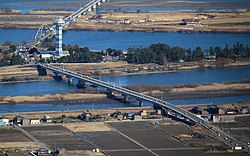 油島大橋（手前）と長良川大橋（奥）