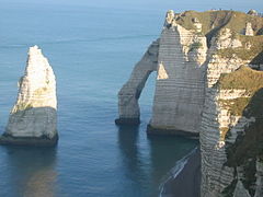 Les falaises d'Étretat (Seine-Maritime, France) sont constituées de craie, un type particulier de calcaire.