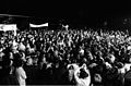 Photographie en noir et blanc de l'équipage d'Apollo 8 accueillit par une foule.