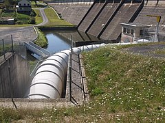 Sous le barrage, départ de la conduite d'eau vers le lac de Saint-Amans.