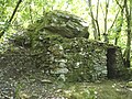 Bergerie de pierre sèche construite en partie sous un rocher, dans le ruisseau de Marselline à Castanet-le-Haut, dans l'Hérault