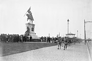 Une compagnie du 110e RI défile à Boulogne-sur-Mer en 1925 devant la statue du général San Martín (cs).