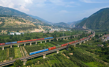 Deux trains de fret chinois tractés par des locomotives HXD1 se croisant sur des viaducs dans la vallée du Wei He, entre Tianshui et Baoji. (définition réelle 5 122 × 3 162)