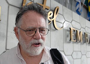 O professor Edgardo Lander, da Unversidade Central da Venezuela, dá entrevista depois de participar da plenária final do Fórum Social Mundial - 2010.