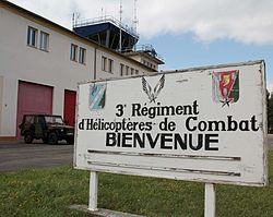 Panneau de bienvenue devant la tour de contrôle qui date de l'époque où la base appartenait à l'USAFE