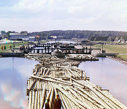 Timmerflottning i Volga–Östersjökanalen vid Schlüsselburg. Samtida färgfoto av Sergej Prokudin-Gorskij, 1909.