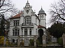 Villa, Remise, Einfriedung und Garten