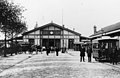 Entrée de la gare de 1865. Un tram hippomobile assure la correspondance.