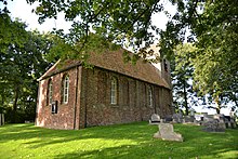 Die Kirche von Oostum mit alten Grabsteinen, Foto Johanna Varner