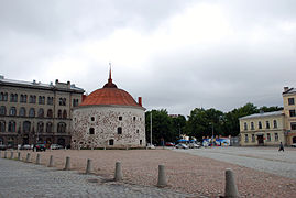 Le sud de la place et la tour ronde.