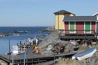 Sjöbodar och den gula mareografen som var i bruk 1888-2006.