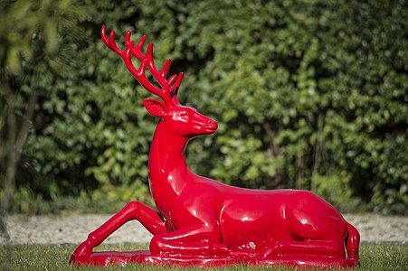 Le cerf, emblème officiel de la Maison Hine, ancré sur le sol français, tournant la tête vers l'Angleterre.