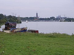 El Mosa en Roermond, sobresaliendo la catedral