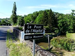 Panneaux E31 et E32 pour signaler Le Pont de l'Hôpital sur Le Maumont.