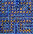 14世紀のウズベキスタンのマウソレウムに使われたタイル。ムハンマドの名 (محمد)がクーフィー体で彫られている。入り口の枠に用いられたものの一つ