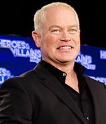 Neal McDonough interprète Lynn « Buck » Compton