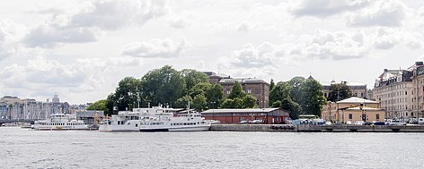 Blick auf das Planungsgebiet vom Nationalmuseum (links) und über die Bucht Nybroviken, mit dem gelb verputzten Zollhaus und den roten Hafenlagern.