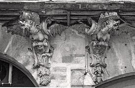 Chimères de la façade du no 133, rue Saint-Antoine à Paris IVe.