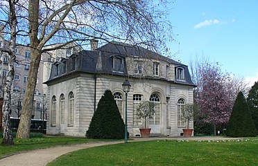 "パヴィヨン・ド・レルミタージュ (Pavillon de l'Ermitage)"。バニョレ城（fr）の一部を形成した別館として、バニョレ通り (Rue de Bagnolet) 148番地界隈にある。