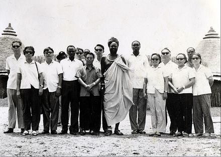 groupe de seize hommes et femmes