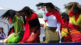 Photographie de danseuses colorées.