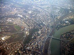 La bifurcation de Villeneuve-Saint-Georges. Les voies de gauche se dirigent vers Melun via Combs-la-Ville, celles de droite vers Corbeil-Essonnes.