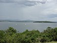 Vue depuis l'île Ndere avec le mont Homa dans le fond.