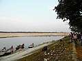 কুষ্টিয়ার রেণউইক বাঁধ এলাকা থেকে দেখা বসন্তকালে গড়াই নদীর একটি দৃশ্য। পর্যটকদের বেড়াতে দেখা যাচ্ছে।