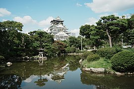 日本庭園に浮かぶ大阪城天守閣