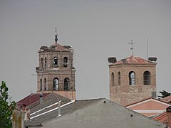 La torre de Santiago Apóstol junto con la torre de la Iglesia de San Pedro