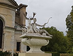 Statue de Diane chasseresse (copie) à l'arrière de la chapelle.