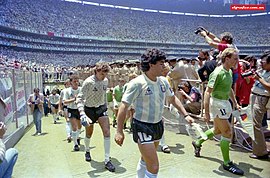 As equipas entram em campo para a final