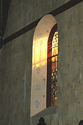 Photographie d’une verrière procurant un éclairage naturel à l'église.