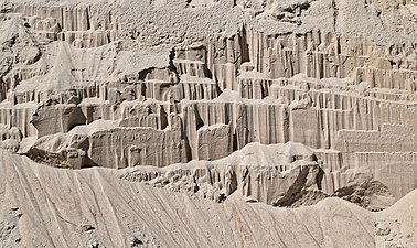 Érosion dans le sable sur une berge de rivière.