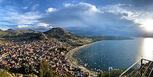 Vista panorâmica de Copacabana e do Lago Titicaca