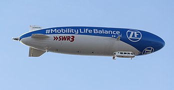 Un Zeppelin NT D-LZZF. (définition réelle 4 997 × 2 603)