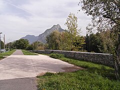 La digue du Drac et la piste cyclable direction nord.