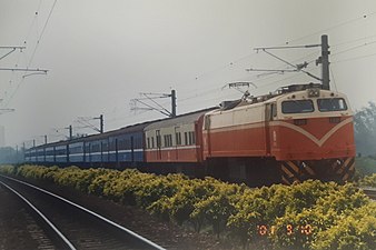 E300型電力機車牽引平快車