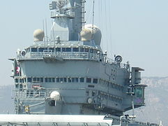 L'îlot décalé sur tribord du Charles de Gaulle.