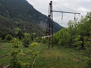 Voies côté français : les pylônes de caténaire « Midi » encore en place (6 juin 2010).