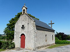 La chapelle à côté du cimetière.