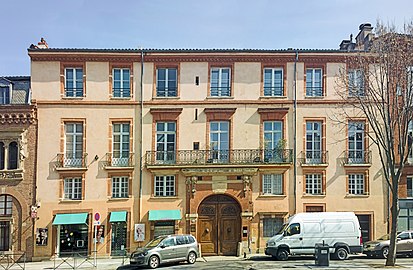 no 34 : façade de l'hôtel de Puymaurin.