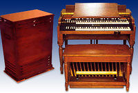 À gauche, une caisse en bois et à droite un petit piano en bois à deux claviers.