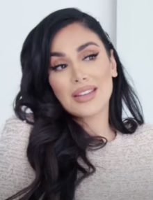 Description de l'image Huda Kattan - Vogue Taiwan.png.